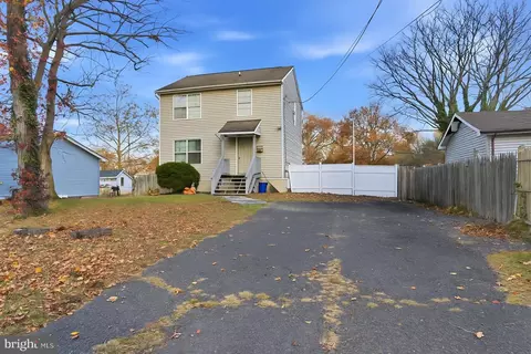 2057 High St, Croydon, PA 19021