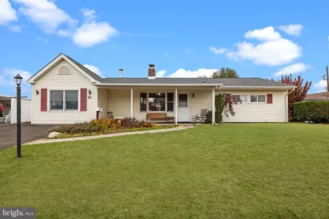 20 Fireside Ln, Levittown, PA 19055