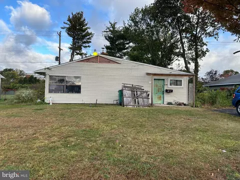 177 Pinewood Dr, Levittown, PA 19054