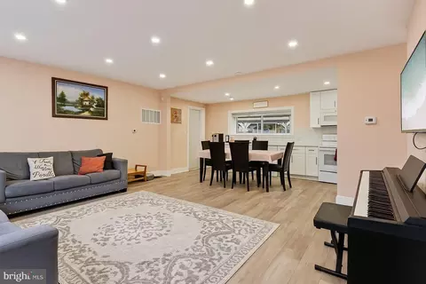 47 Plumbridge Dr, Levittown, PA 19056