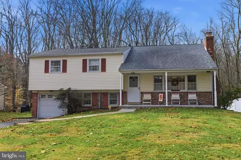 5 Glen Dr, Yardley, PA 19067