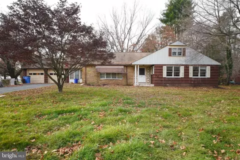 1 Sunnyside Ln, Yardley, PA 19067