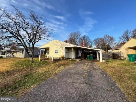 31 Swan Ln, Levittown, PA 19055