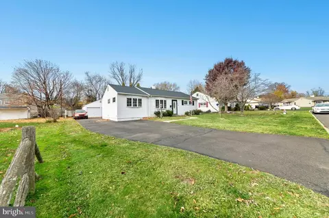 908 Circle Dr, Southampton, PA 18966