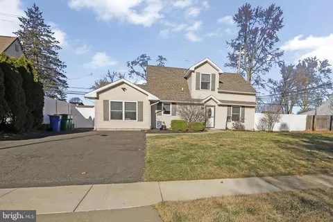 58 Rocky Pool Ln, Levittown, PA 19055