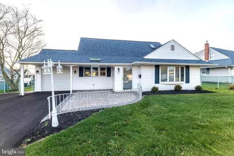 29 Hope Rd, Levittown, PA 19056