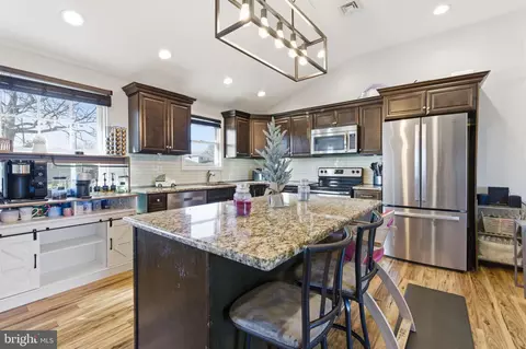 62 Old Brook Rd, Levittown, PA 19057