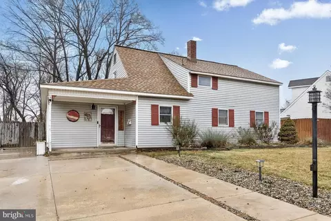 7 Indian Red Rd, Levittown, PA 19057