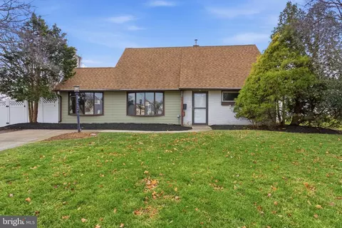28 Cloister Rd, Levittown, PA 19057