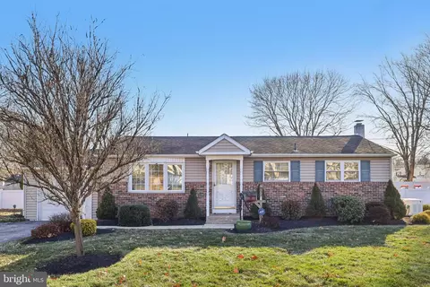 833 Valley Rd, Warminster, PA 18974