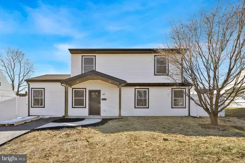 27 Almond Ln, Levittown, PA 19055