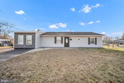 2 Primrose Ln, Levittown, PA 19054