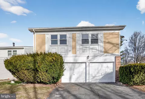 102 Chesapeake Dr, Newtown, PA 18940