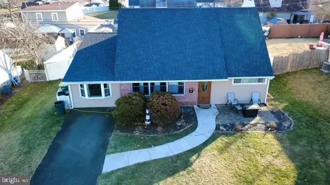 44 Cactus Rd, Levittown, PA 19057