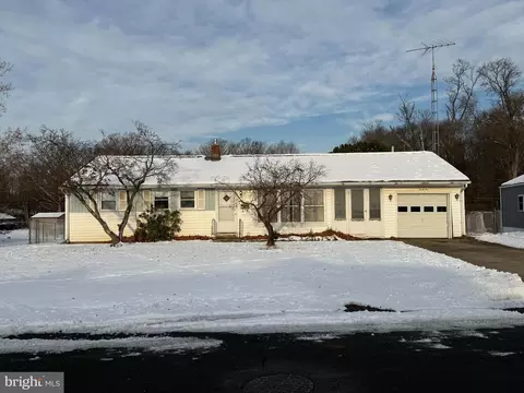 25 Taylor Dr, Levittown, PA 19054