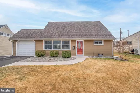 38 Vicar Ln, Levittown, PA 19054