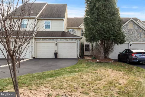 2 Holly Cir, Newtown, PA 18940