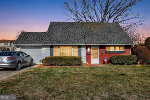 15 Cable Rd, Levittown, PA 19057