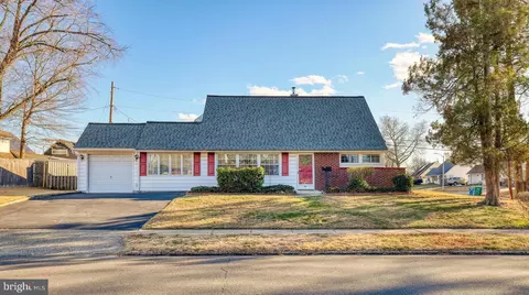 110 Kenwood Dr N, Levittown, PA 19055