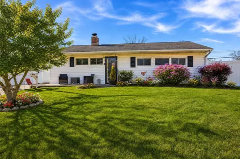 5 Thimbleberry Ln, Levittown, PA 19054