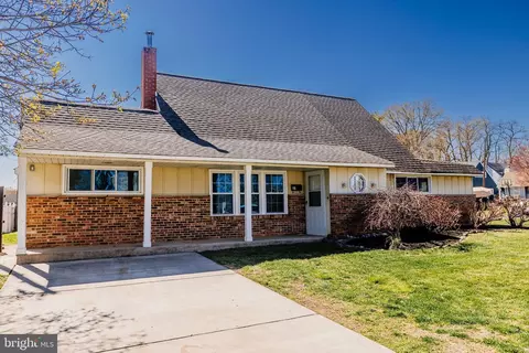 21 Velvet Ln, Levittown, PA 19054