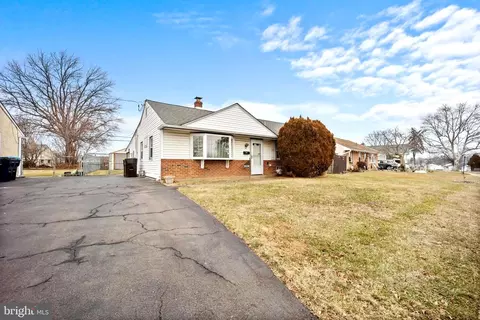 2836 Windsor Dr, Bensalem, PA 19020