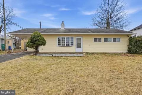8 Starlight Ln, Levittown, PA 19055