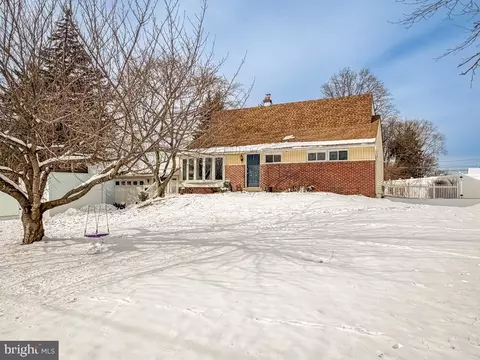 60 Caledonia Dr, Warminster, PA 18974