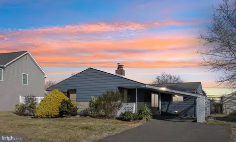 30 Meadow Ln, Levittown, PA 19054