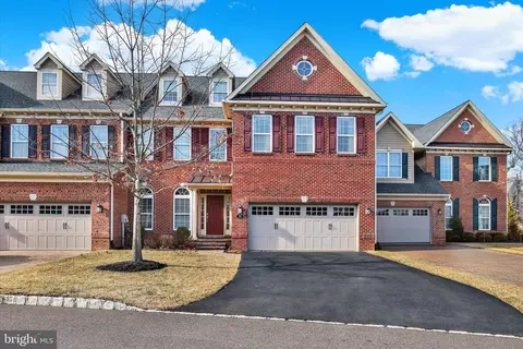 35 Rittenhouse Cir, Newtown, PA 18940