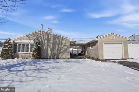 59 Graystone Ln, Levittown, PA 19055