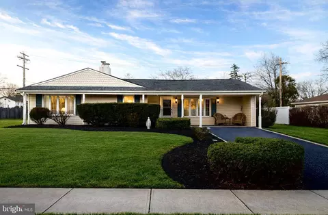 423 Magnolia Dr, Levittown, PA 19054