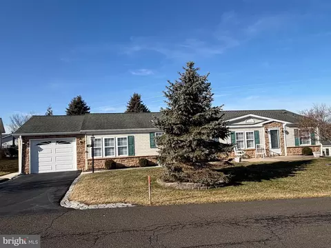 389 Thrush Ct W, New Hope, PA 18938