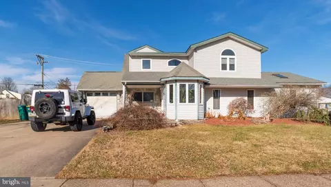 55 Hollow Rd, Levittown, PA 19056