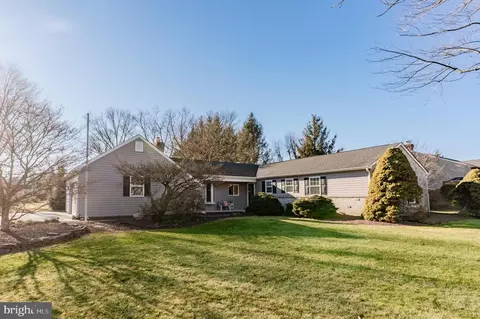 23 Wooden Bridge Ct, Southampton, PA 18966