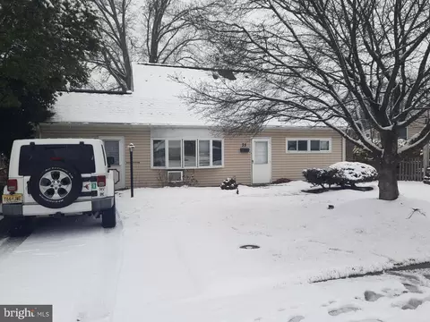 35 Viking Ln, Levittown, PA 19054