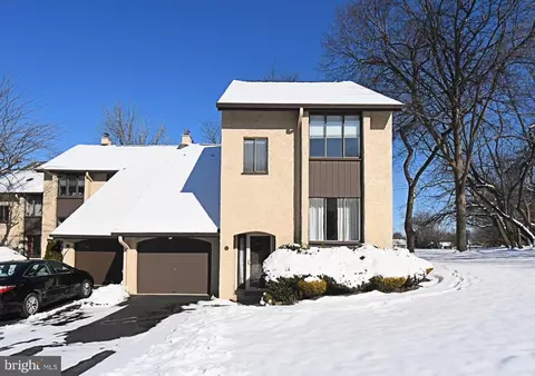 71 Golf Club Dr, Langhorne, PA 19047