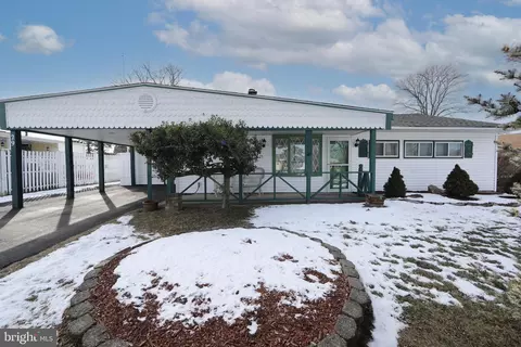29 Pond Ln, Levittown, PA 19054