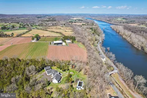 2 Cedar Ln, Erwinna, PA 18920
