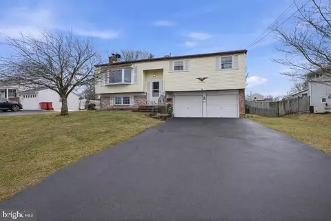1201 Log College Dr, Warminster, PA 18974