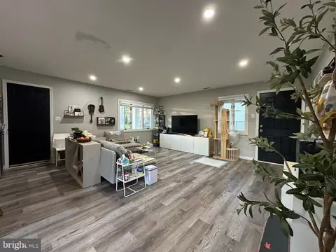 28 Outlook Ln, Levittown, PA 19055