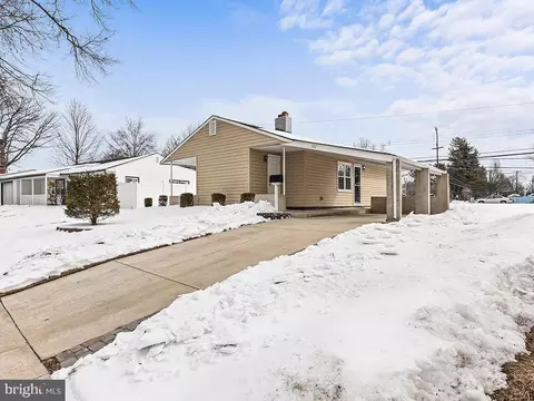 302 Oaktree Dr, Levittown, PA 19055