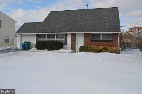 55 Kindle Ln, Levittown, PA 19055