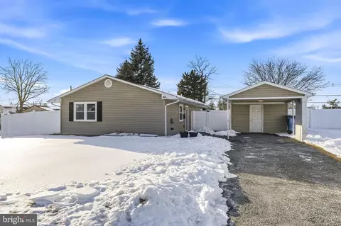 48 Gridiron Rd, Levittown, PA 19057