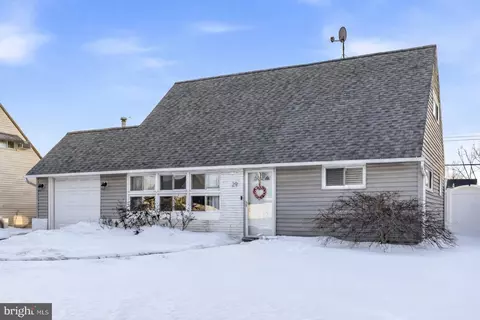 29 New Pond Ln, Levittown, PA 19054