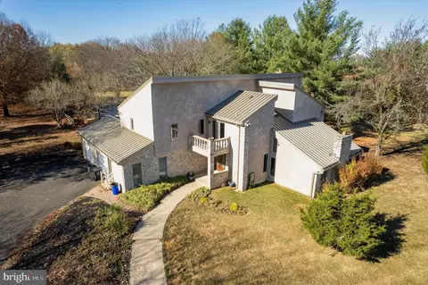 6 Creekside Dr, Ivyland, PA 18974