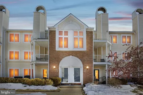 53 Pamela Ct, Levittown, PA 19057