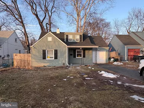 10 Green Ln, Bristol, PA 19007