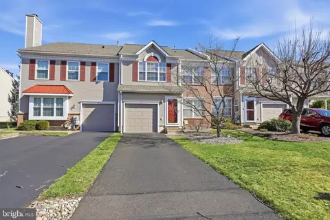 25 Honey Locust Ln, Newtown, PA 18940