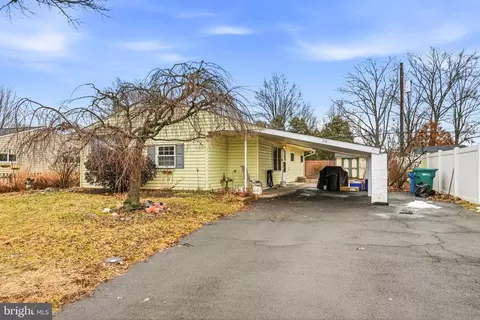26 Old Spruce Ln, Levittown, PA 19055